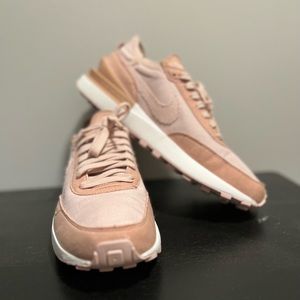 Nike women’s waffle shoe size 8